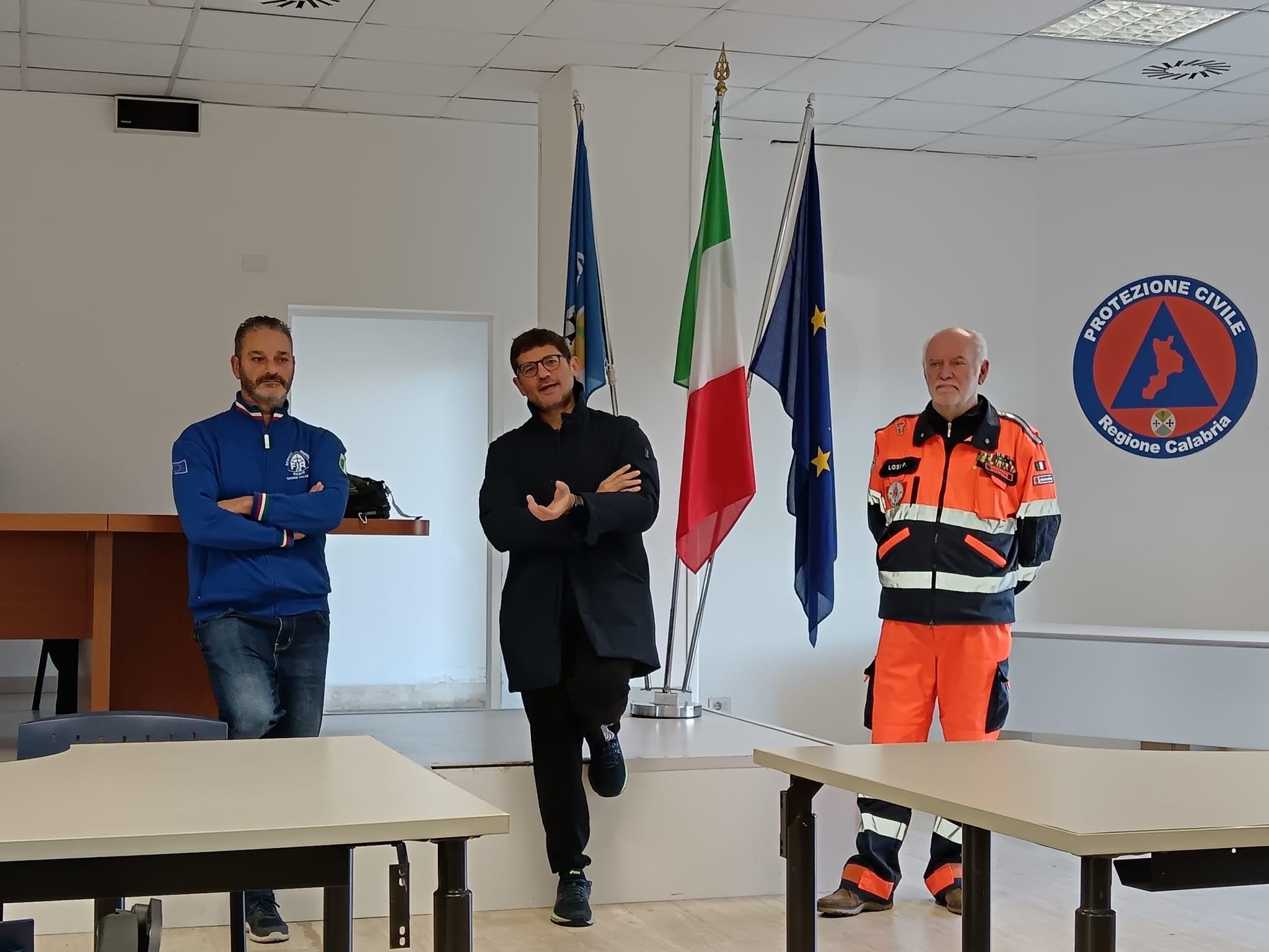 Da sinistra il Consigliere Nazionale Luigi Ruberto, il Capo Dipartimento della Protezione Civile Calabria Avv. Domenico Costarella e il Presidente Nazionale Fir-CB Patrizio Losi.